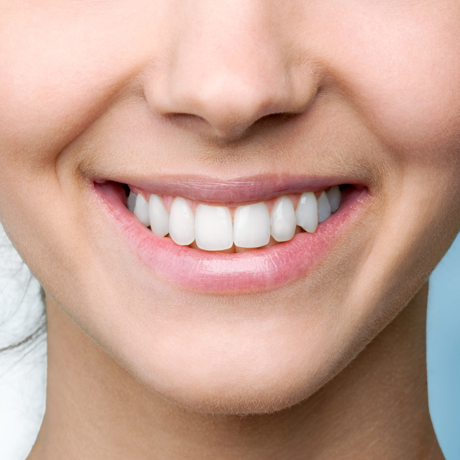 笑顔の女性の白い歯